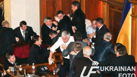 Регионалы  подрались с бютовцами в парламенте