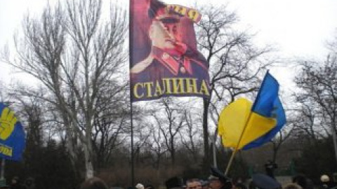 Флаг с изображением Сталина и надписью "Партия Сталина".