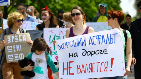 Монстранты держали в руках плакаты с забавными надписями