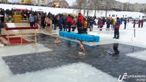 В Киеве в Днепре прошли "крещенские купания"