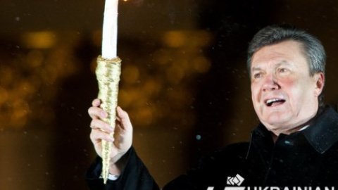 Янукович зажег на Майдане главную елку страны