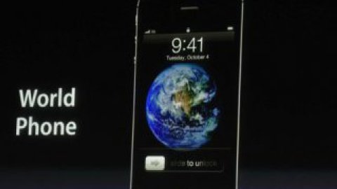 В отличие от исходной модели, в iPhone 4S установлен более производительный двухъядерный процессор Apple A5
