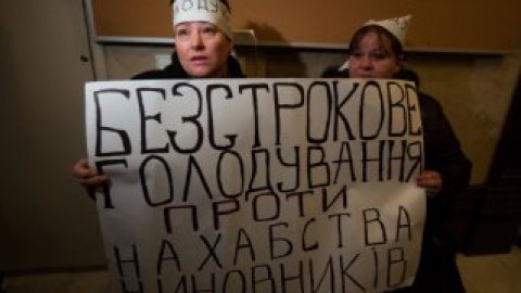 "Предварительно" органы порядка "выключили свет в помещении КГГА", - сообщили очевидцы.