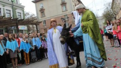 Люди, стоящие по бокам улиц, приветствовали шествие взмахами освященной вербы. Фото: Юрий Заруцкий