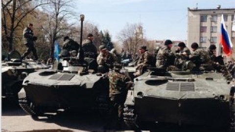 Боевики водрузили российский флаг на захваченную военную технику. Фото Максима Дондюка