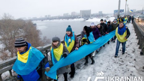 "Живая цепь Соборности" на мосту в Киеве