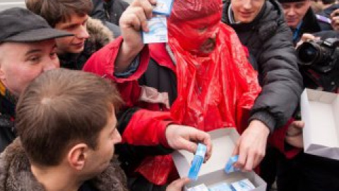 Один из активистов надел на себя красный пакет, имитируя презерватив.