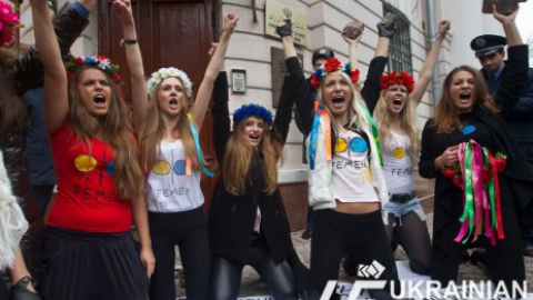 Акция женского движения Femen - "Каменный век"