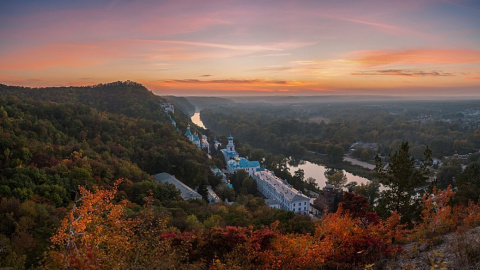 Осенний закат над Святогорской лаврой. Фото: Дмитрий Балховитин/wikilovesmonuments.org.ua