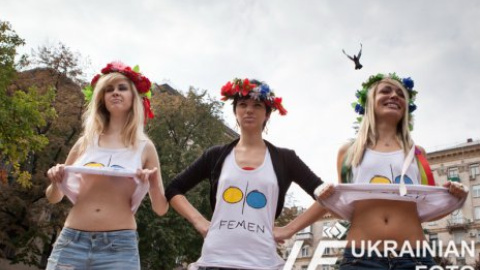 FEMEN "прогулялись" Майданом под присмотром милиции