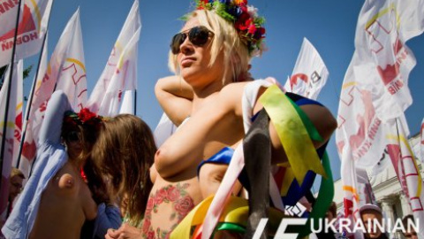 Femen провели акцию "Народ - и взад и вперед"