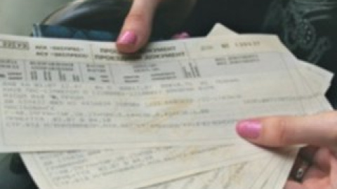 В билете с завтрашнего дня будут вписаны фамилии пассажиров.