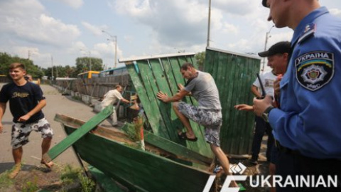 Снос забора на месте будущего ТРЦ в Киеве