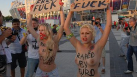 Femen снова прорвались на "Олимпийский". Фото пресс-службы Femen