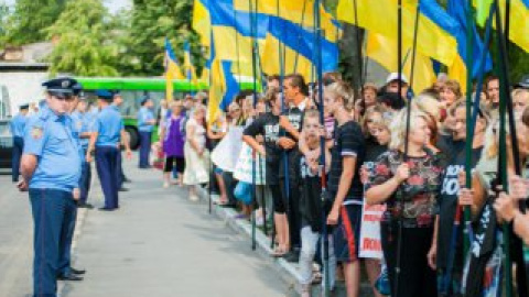 Противники Тимошенко находятся около здания суда, сторонники - за ними.