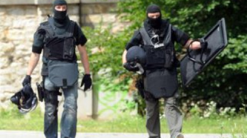 Спецназ начал штурм дома только после того, как оттуда почувствовался запах пожара.