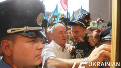 Депутаты Рады штурмуют здание Киевсовета
