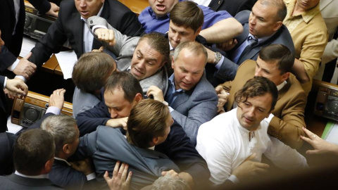 "Свобода" виштовхала регіонала Левченко із залу. За відповідне рішення проголосував 171 депутат