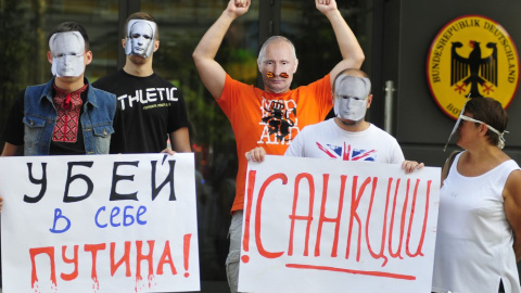 Біля посольства Німеччини в Києві активісти "побили" Путіна