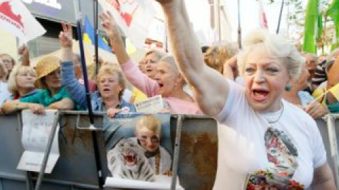 Единомышленники экс-премьера требуют ее освобождения.