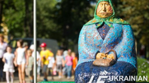 В Киеве появилась скульптура "Бабушка классическая"