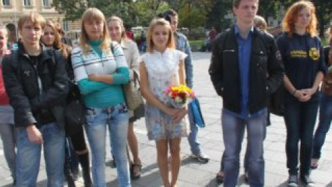 Студентка готовится вручить цветы "Табачнику".