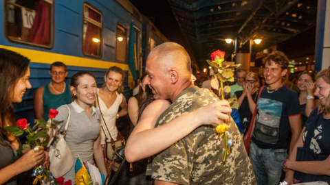 Кияни тепло привітали прикордонників з "Ізварінського котла", які їхали додому через столицю