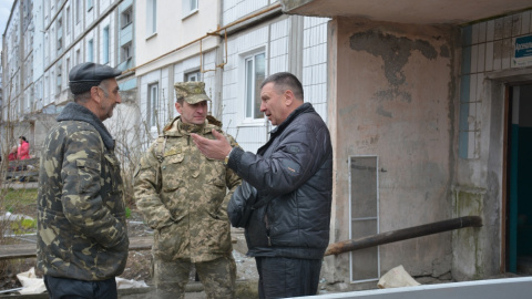 Офіцери ЦВС допомагають відновлювати військове містечко у Балаклії