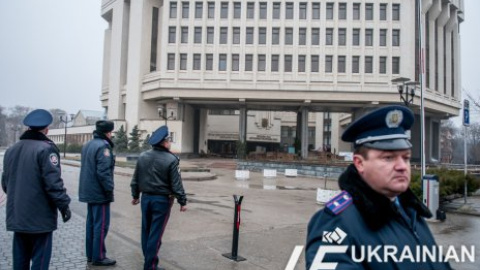Милиция оцепила здание ВС и Совмина Крыма