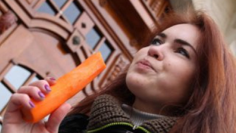Флэш-моб "Морквинка для зору дитинки" проходил на остановках общественного транспорта. Фото: Василия Трухана