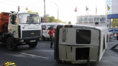 От удара в бок Mercedes перевернулся.