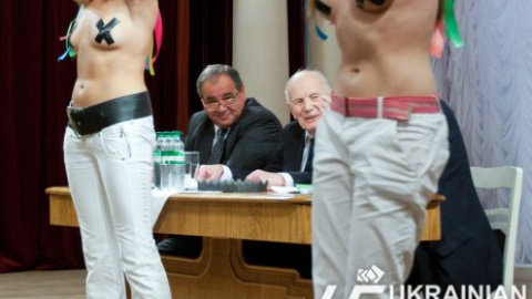 Femen "атаковали" IV Национальный конгресс по биоэтике