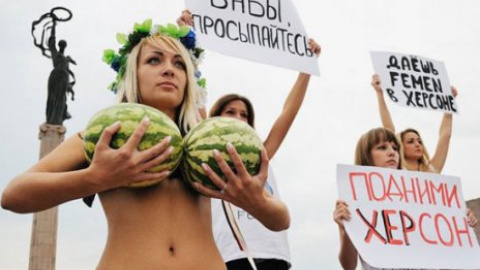 Активистки FEMEN призвали "баб" Херсона просыпаться