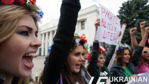 FEMEN прячет под свое крыло опальную порноактрису