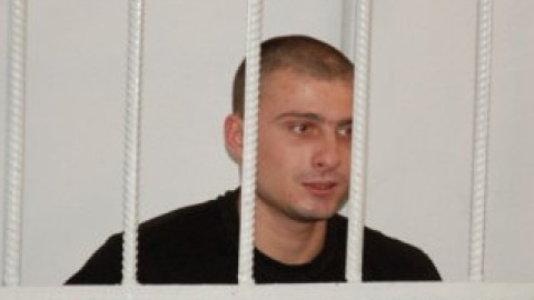 Александр Косинов жестоко избил Сашу Попову возле одного из баров.