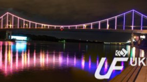 Пешеходный мост в Киеве украсили подсветкой