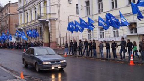 Напротив здания штаба – в сквере Победы – все лавочки перевязали предупредительной лентой.