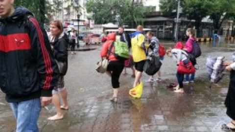 Одесситам приходится снимать обувь, чтобы перейти улицы.