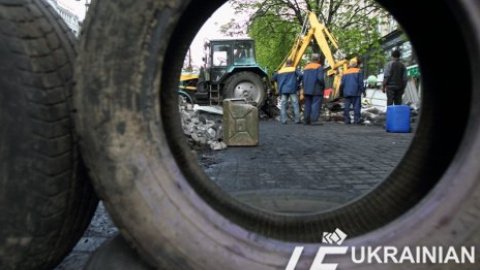 На Крещатике продолжают разбирать баррикады