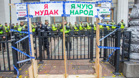 На мітингу під ВР зібралося майже 5 тисяч осіб: поліція посилено перевіряє людей