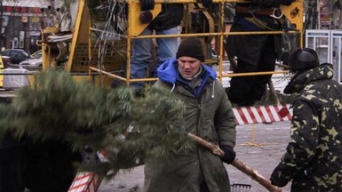 Монтаж новогодней елки на площади Ленина в Донецке