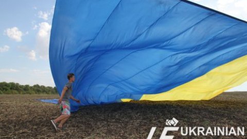 В Донецкой области запустили огромный флаг Украины