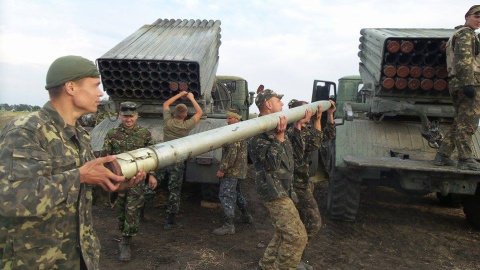 Украинские "Грады" ведут огонь по позициям террористов возле Луганска