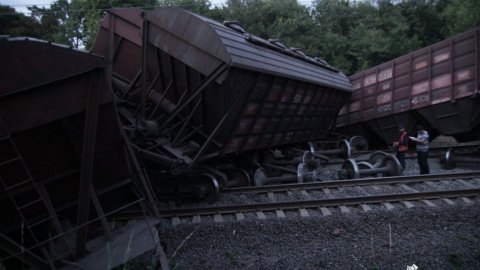 ​В Винницкой области 11 вагонов грузового поезда сошли с рельс