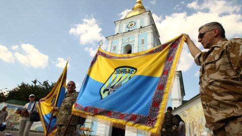 Батальон "Донбасс" освятил перевернутые украинские флаги со своей символикой