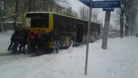 Снегопады парализовали Западную Украину