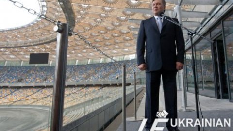 Янукович опробовал новый газон "Олимпийского"