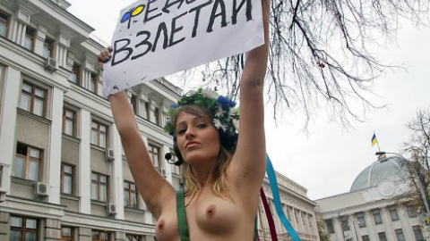 Активистка Femen обнажилась под Верховной Радой