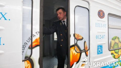 Азаров открыл городскую электричку в Киеве