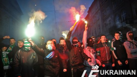 3000 фанатов ФК "Карпаты" прошли маршем по Львову